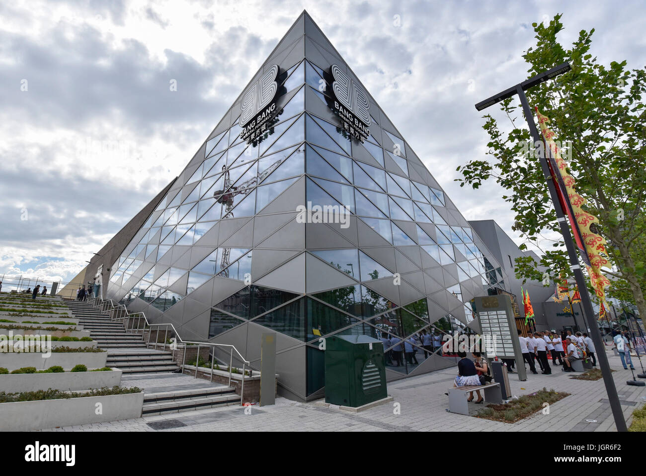 Londra, Regno Unito. Vista esterna di Bang Bang Foodhall orientali che celebra la sua inaugurazione in Colindale, a nord di Londra. In piedi sul sito dell'ex città orientali, Bang Bang Foodhall orientali porta bancarelle che offrono 27 diverse cucine asiatiche ed è stato creato intorno al formato dei tribunali di cibo che sono popolari in Asia. Credito: Stephen Chung / Alamy Live News Foto Stock