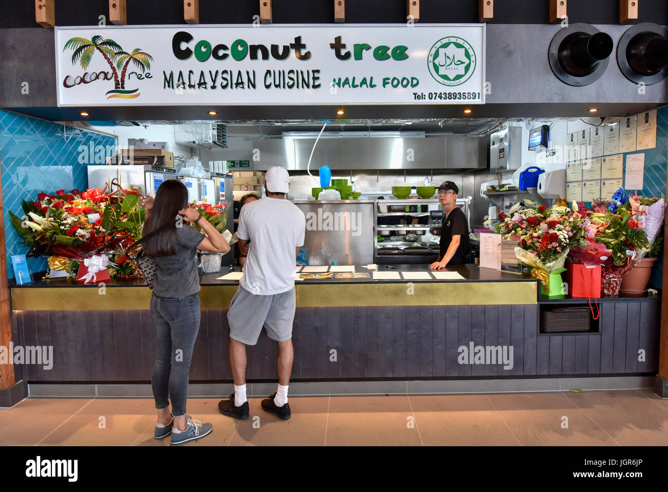 Londra, Regno Unito. I clienti a partecipare alla grande apertura di Bang Bang Foodhall orientali in Colindale, a nord di Londra. In piedi sul sito dell'ex città orientali, Bang Bang Foodhall orientali porta bancarelle che offrono 27 diverse cucine asiatiche ed è stato creato intorno al formato dei tribunali di cibo che sono popolari in Asia. Credito: Stephen Chung / Alamy Live News Foto Stock