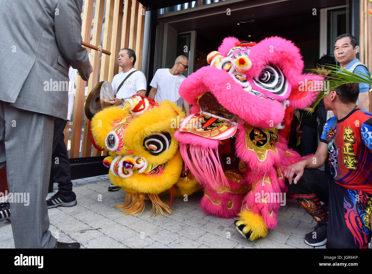 Londra, Regno Unito. Lion ballerini eseguono come Bang Bang Oriental Foodhall celebra la sua inaugurazione in Colindale, a nord di Londra. In piedi sul sito dell'ex città orientali, Bang Bang Foodhall orientali porta bancarelle che offrono 27 diverse cucine asiatiche ed è stato creato intorno al formato dei tribunali di cibo che sono popolari in Asia. Credito: Stephen Chung / Alamy Live News Foto Stock