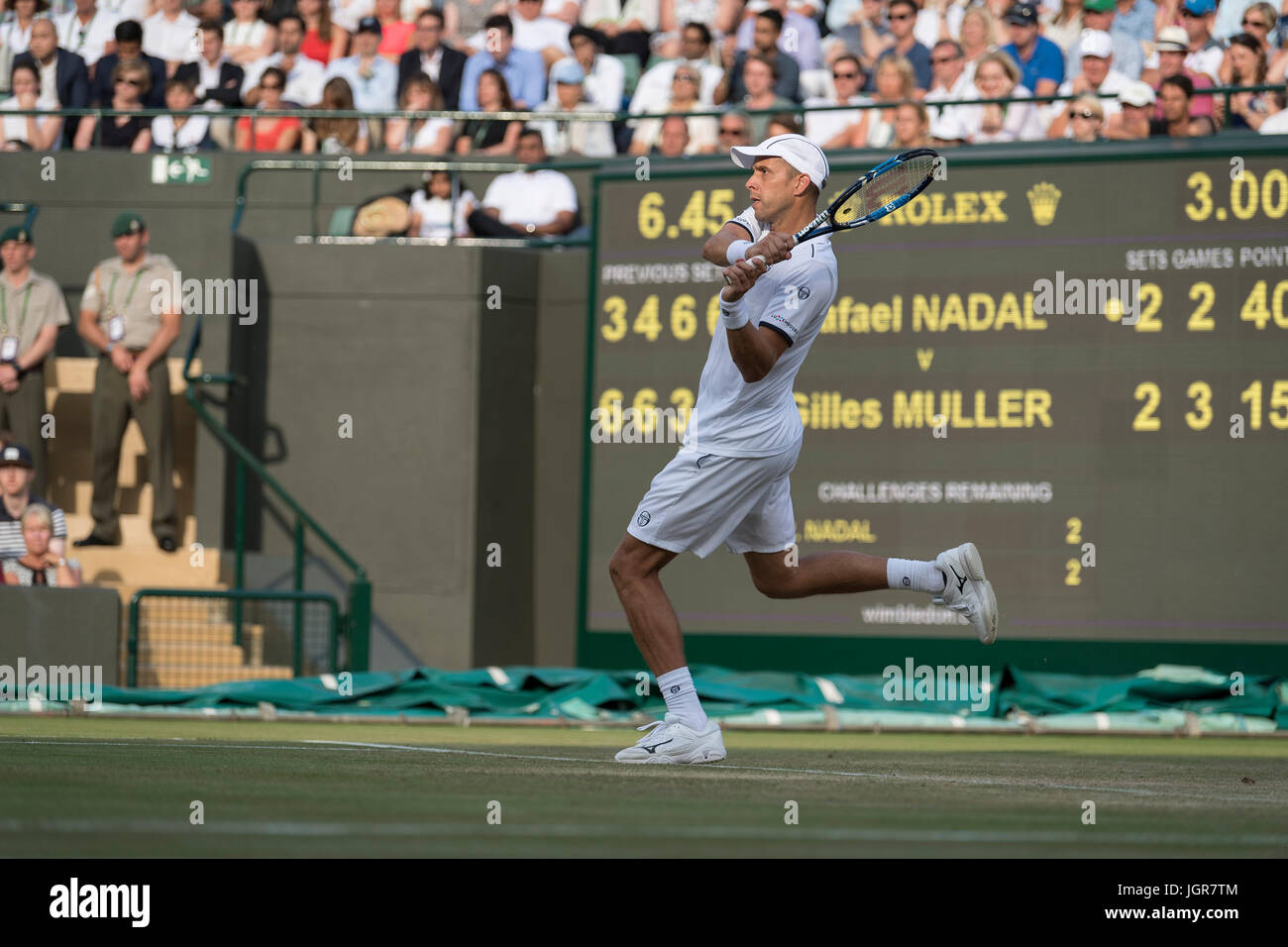 Il torneo di Wimbledon, Londra, Regno Unito. 10 Luglio, 2017. Il torneo di Wimbledon Tennis Championships 2017 tenutosi presso il All England Lawn Tennis e Croquet Club di Londra, Inghilterra, Regno Unito. GENTLEMEN'S SINGLES - quarto round Rafael Nadal (ESP) [4] v Gilles Muller (LUX) [16] su No ! Corte. Nella foto:- Gilles MULLER. Credito: Duncan Grove/Alamy Live News Foto Stock
