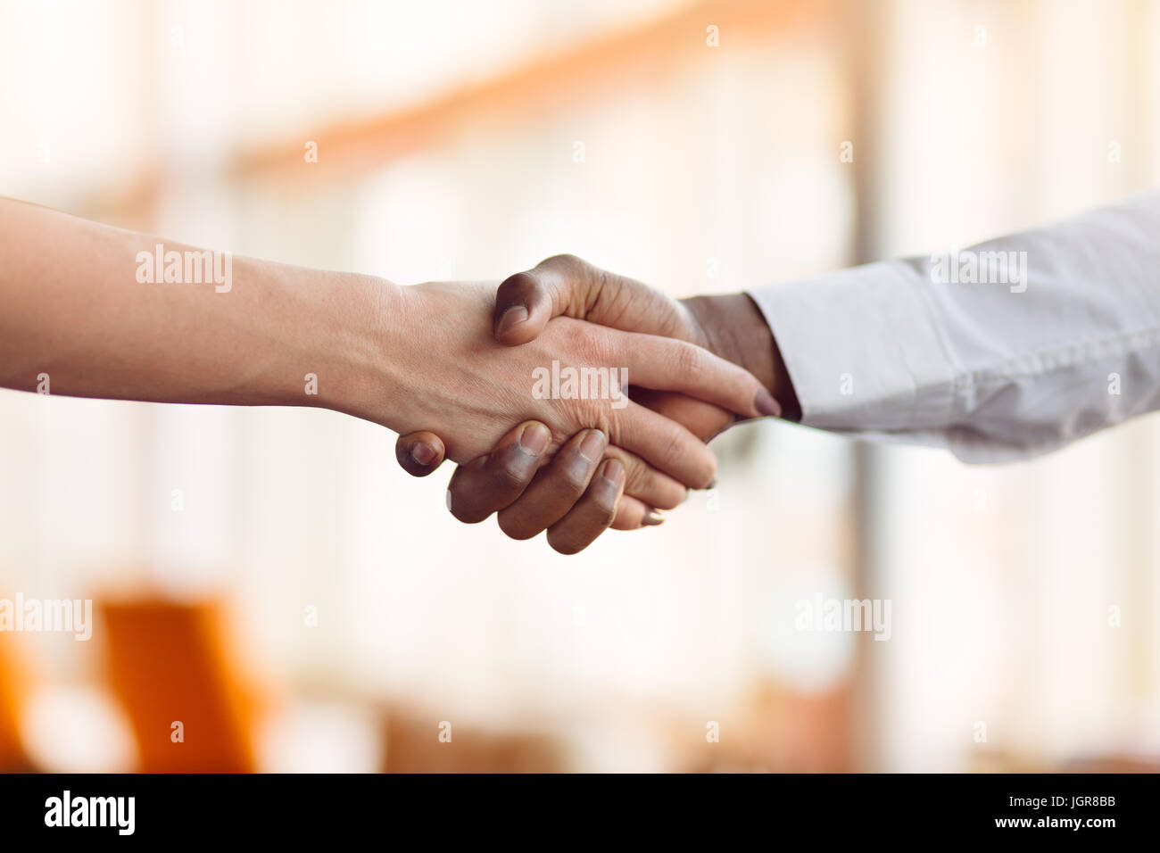 Le persone sul luogo di lavoro: uomo e donna hand shaking in occasione di una riunione Foto Stock