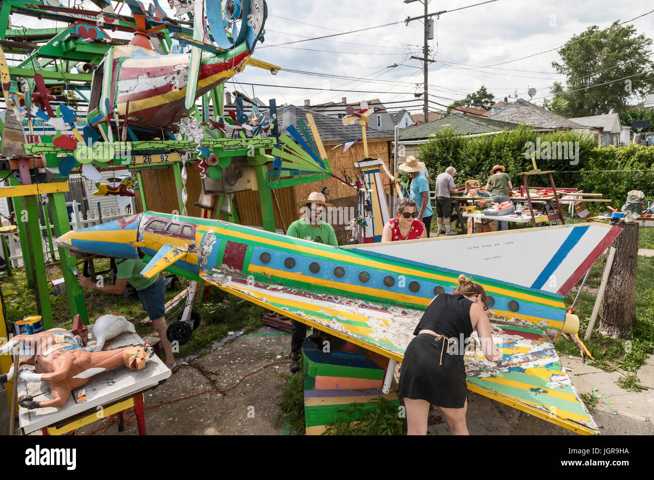 Hamtramck, Michigan - volontari lavorano per ripristinare Hamtramck Disneyland, un folk installazione d arte costruita nella sua iarda posteriore da immigrato ucraino e ritiro Foto Stock