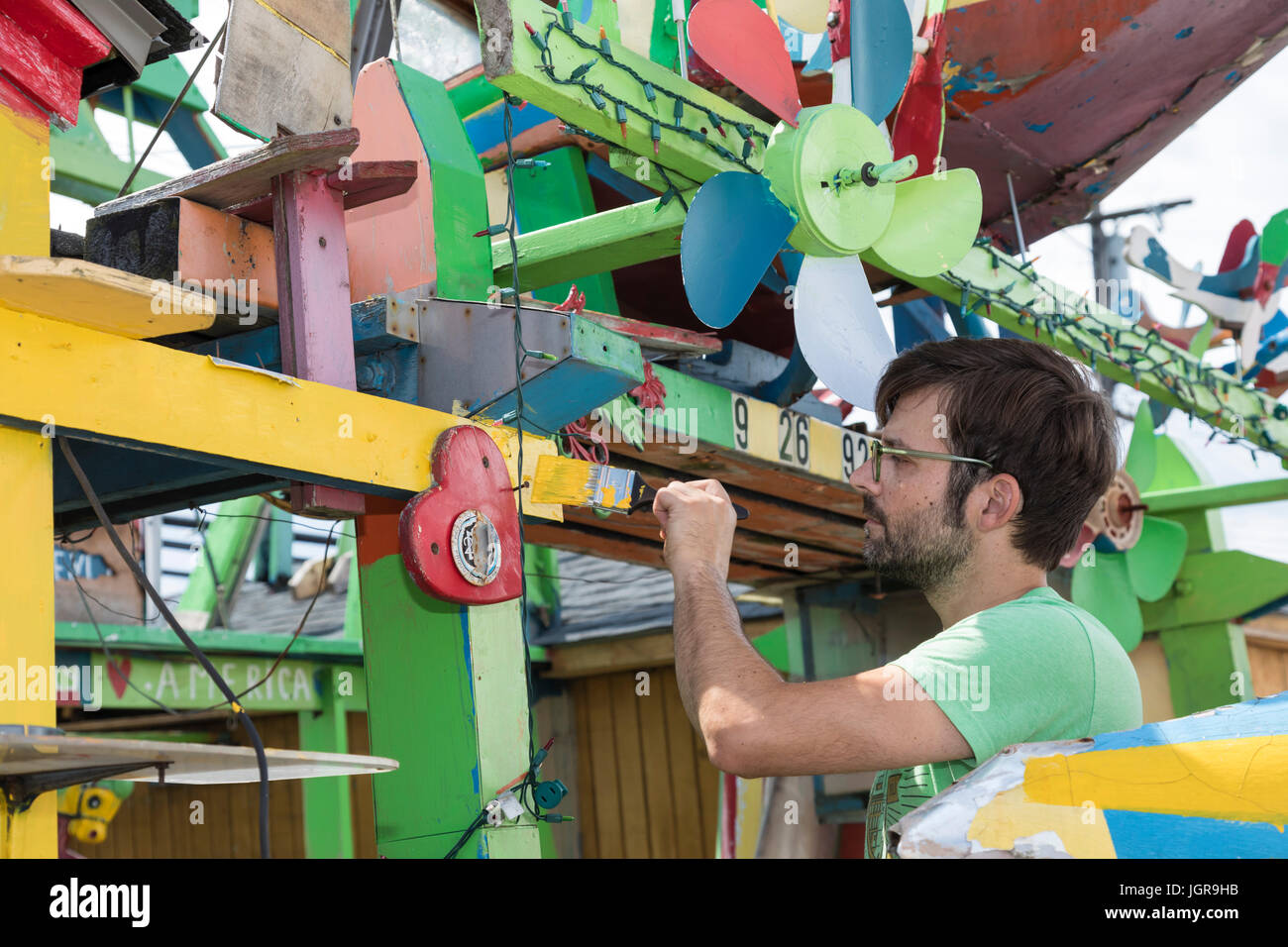 Hamtramck, Michigan - volontari lavorano per ripristinare Hamtramck Disneyland, un folk installazione d arte costruita nella sua iarda posteriore da immigrato ucraino e ritiro Foto Stock