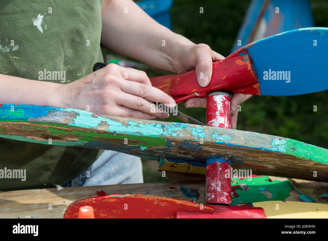 Hamtramck, Michigan - volontari lavorano per ripristinare Hamtramck Disneyland, un folk installazione d arte costruita nella sua iarda posteriore da immigrato ucraino e ritiro Foto Stock
