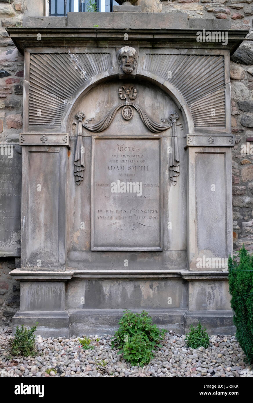 Tomba di Adam Smith, economista e filosofo, in Canongate sagrato, Edimburgo, Scozia Foto Stock