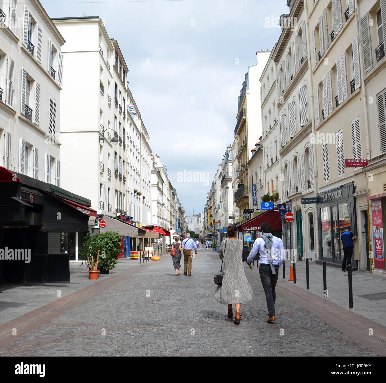 Parigi - AGO 8: persone che camminano giù per una strada di mattoni a Parigi, in Francia il 8 agosto 2016. Foto Stock