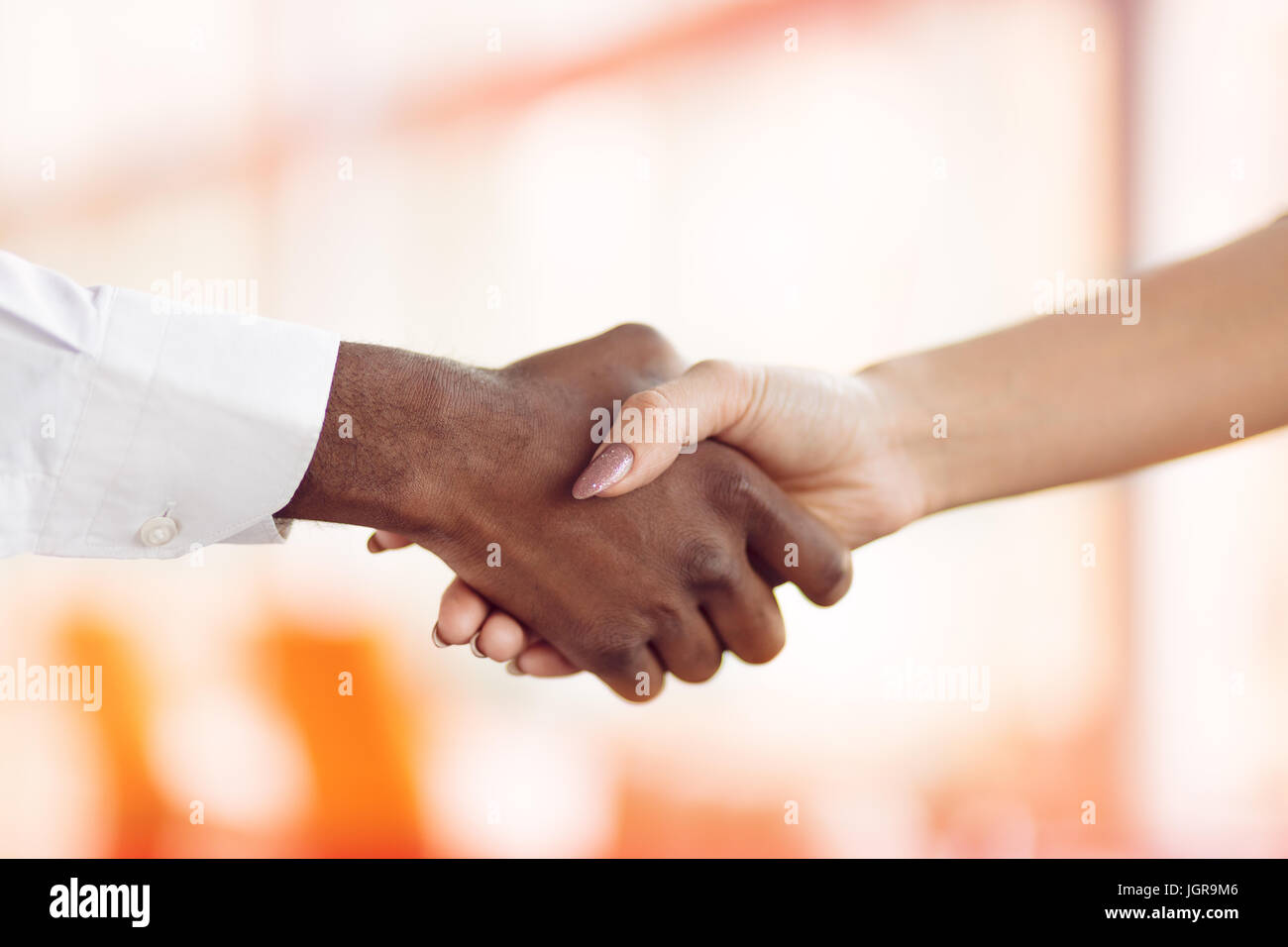 Le persone sul luogo di lavoro: uomo e donna hand shaking in occasione di una riunione Foto Stock