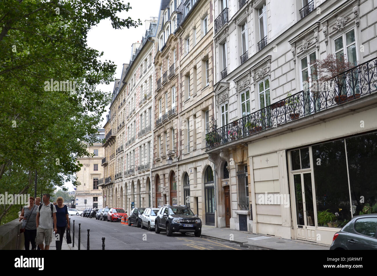 Parigi - AGO 8: persone che camminano al Quai de l Horloge street a Parigi, in Francia il 8 agosto 2016. Foto Stock