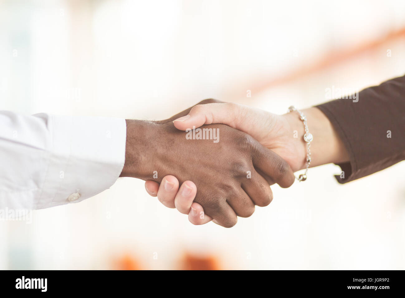 Le persone sul luogo di lavoro: uomo e donna hand shaking in occasione di una riunione Foto Stock