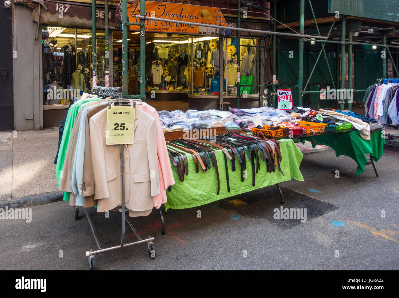 Uomini vestiti di bilancio per la vendita sul display al di fuori di un negozio su Orchard Street nel Lower East Side di New York City Foto Stock