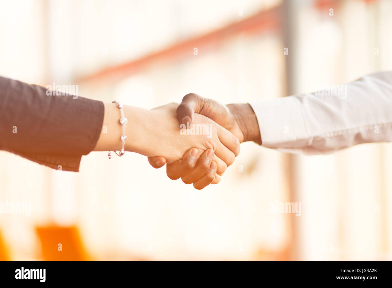 Le persone sul luogo di lavoro: uomo e donna hand shaking in occasione di una riunione Foto Stock
