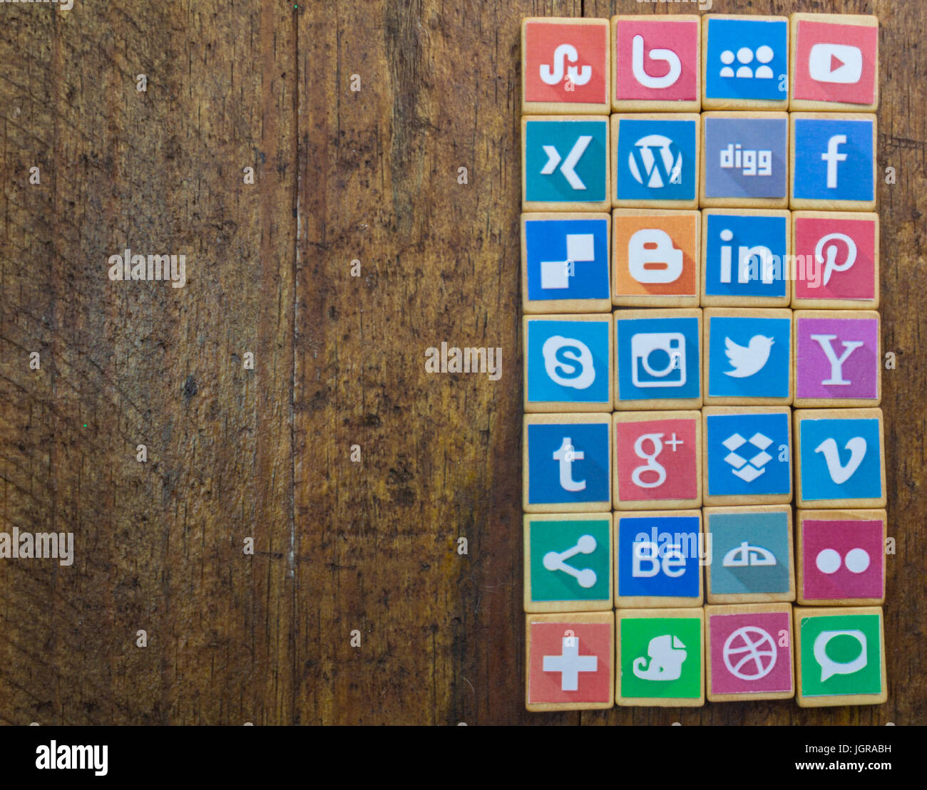 QUEENSTOWN, SUD AFRICA - 09 Aprile 2017: Social Media logotipo raccolta popolare stampato e posto su legno gioco SCRABBLE pezzi isolati su rustiche b Foto Stock