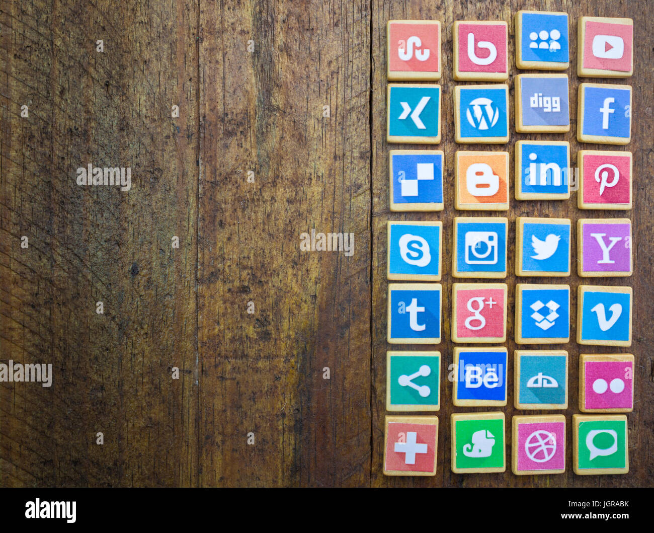 QUEENSTOWN, SUD AFRICA - 09 Aprile 2017: Social Media logotipo raccolta popolare stampato e posto su legno gioco SCRABBLE pezzi isolati su rustiche b Foto Stock