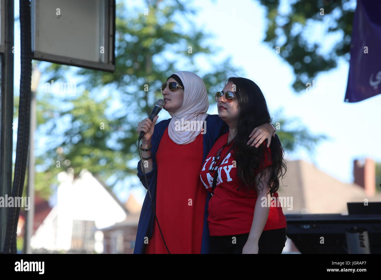 Brooklyn, Stati Uniti. 09 Luglio, 2017. Organizzatore Linda Sarsour con nuova associazione Arab-American Direttore Esecutivo Rama Issa-Ibrahim sul palco. La Quindicesima Arab-American Festival ha avuto luogo a Bay Ridge, Brooklyn, disegno insieme a diverse centinaia di famiglie per godersi musica, danza & Middle Eastern alimenti. Credito: Andy Katz/Pacific Press/Alamy Live News Foto Stock