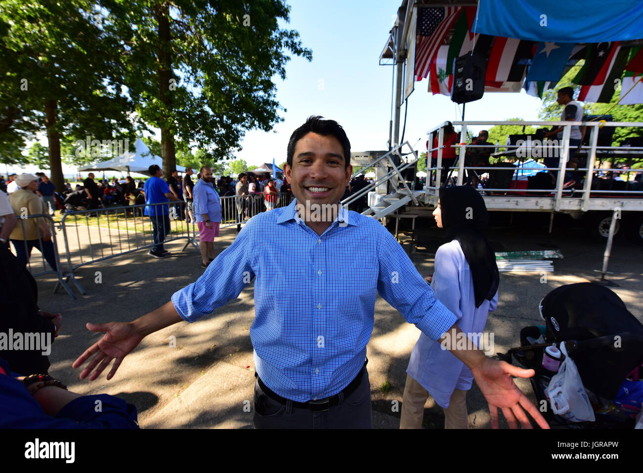 Brooklyn, Stati Uniti. 09 Luglio, 2017. Consiglio di NYC Stati Carlos Menchaca. La Quindicesima Arab-American Festival ha avuto luogo a Bay Ridge, Brooklyn, disegno insieme a diverse centinaia di famiglie per godersi musica, danza & Middle Eastern alimenti. Credito: Andy Katz/Pacific Press/Alamy Live News Foto Stock