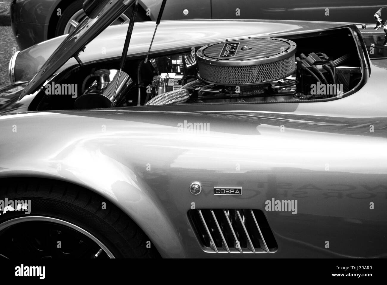 Ala laterale, aria di sfiato motore e di dettaglio di un AC Cobra Classic auto sportiva realizzata in bianco e nero. Foto Stock