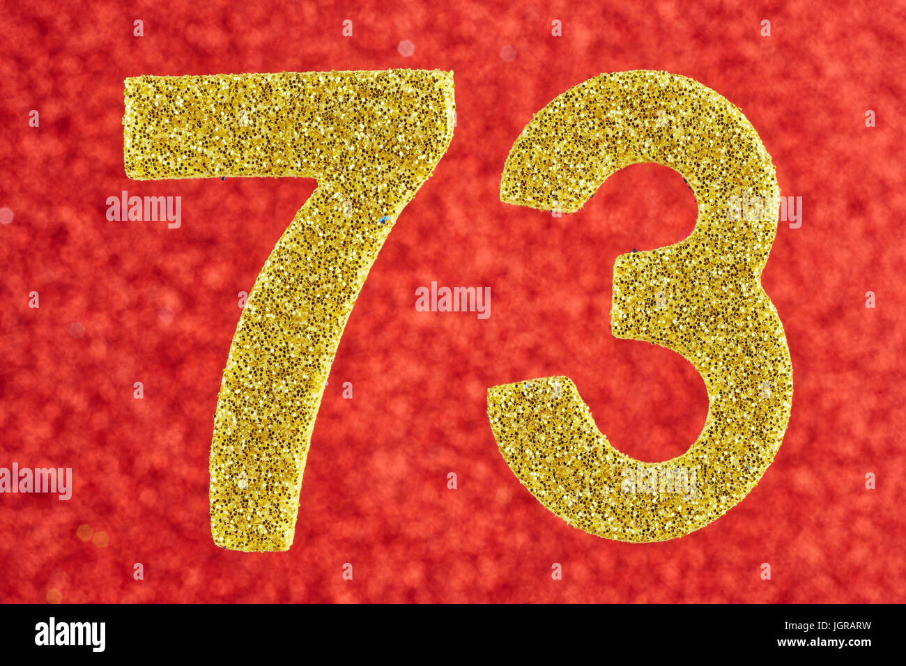 Numero settanta-tre di colore giallo su uno sfondo rosso. Anniversario. Posizione orizzontale Foto Stock