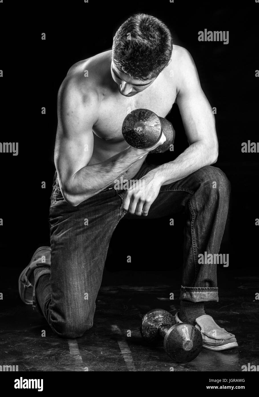 Giovane uomo che lavora fuori bicipite - Concentrazione Dumbbell Curl Foto Stock Giovane uomo che lavora fuori bicipite - Concentrazione Dumbbell Curl Foto Stock