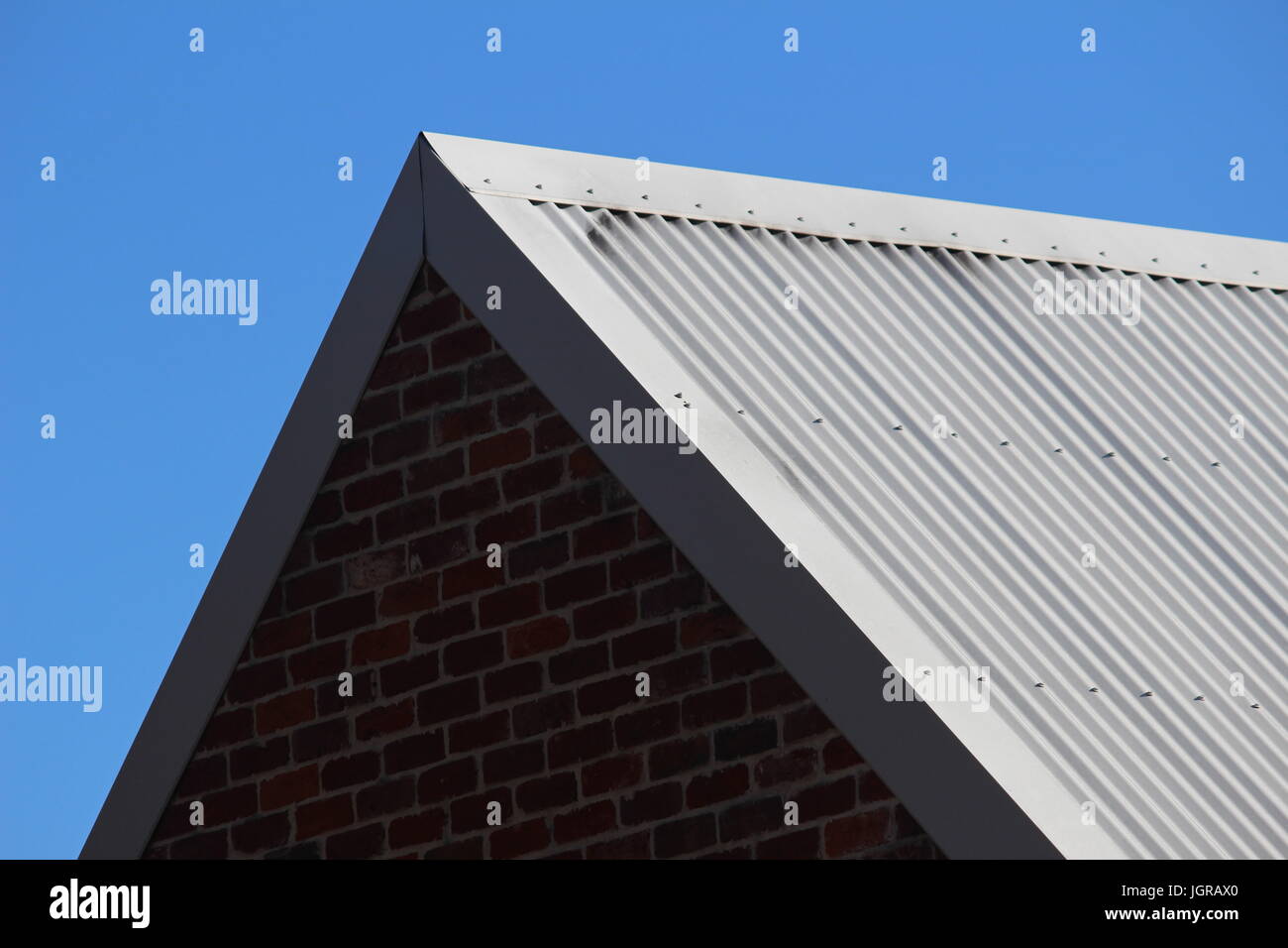 Tetto domestico contro il cielo blu Foto Stock