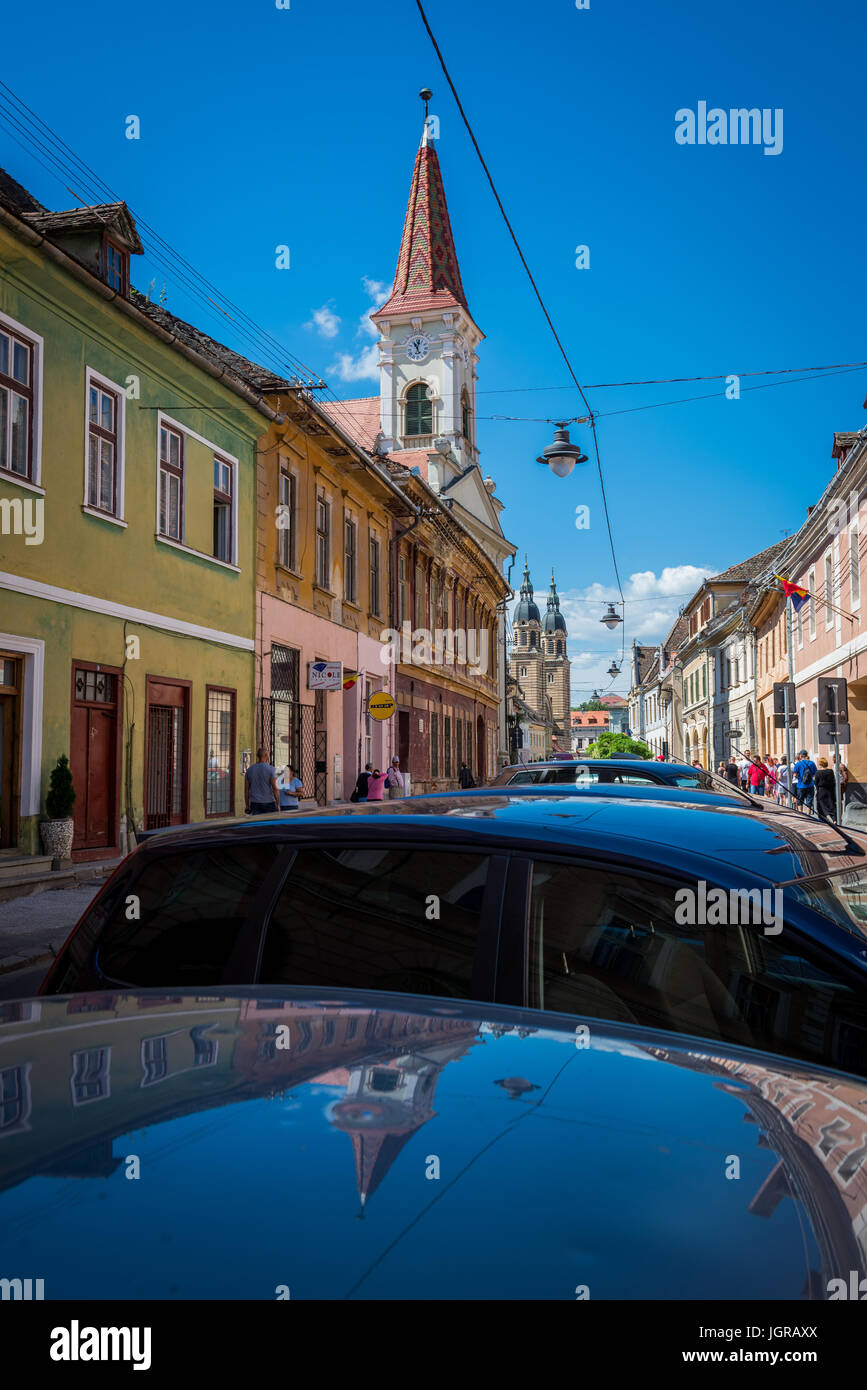 Mitropoliei Street nel centro storico della città di Sibiu della Transilvania regione, Romania. Vista con Chiesa Riformata torre campanaria Foto Stock