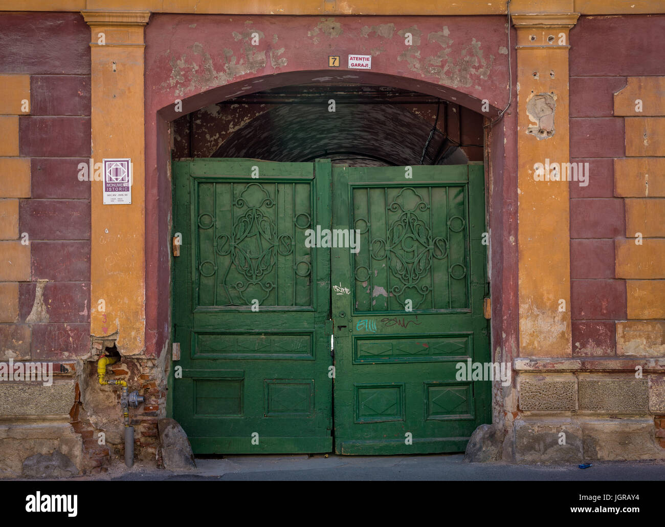 Cancello verde della vecchia casa su Mitropoliei Street nel centro storico della città di Sibiu della Transilvania regione, Romania Foto Stock