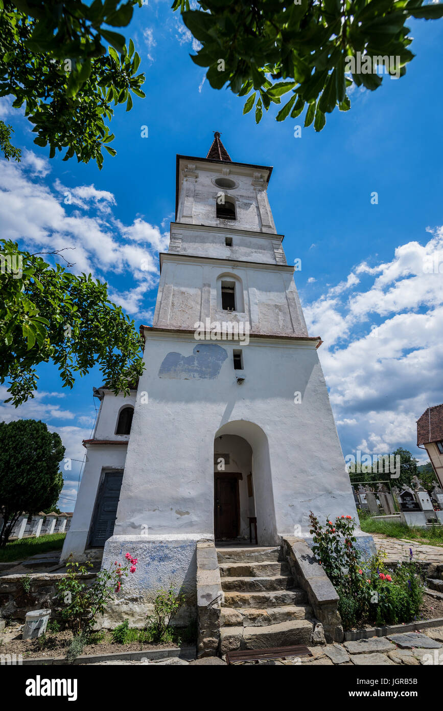 Il campanile della chiesa della Santa Trinità nel piccolo villaggio di Sibiel famoso dalla tradizionale architettura sassone in Saliste comune, Transilvania in Romania Foto Stock