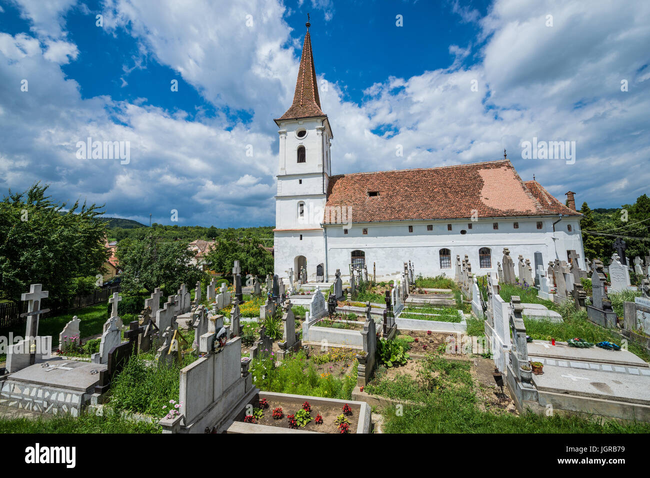 Chiesa della Santa Trinità e il cimitero nel piccolo villaggio di Sibiel famoso dalla tradizionale architettura sassone in Saliste comune, Transilvania in Romania Foto Stock