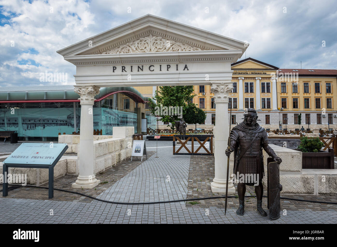 Legionario romano statua in bronzo in accanto alle rovine romane in Alba Carolina fortezza in Alba Iulia città situata nella contea di Alba, Transilvania, Romania Foto Stock