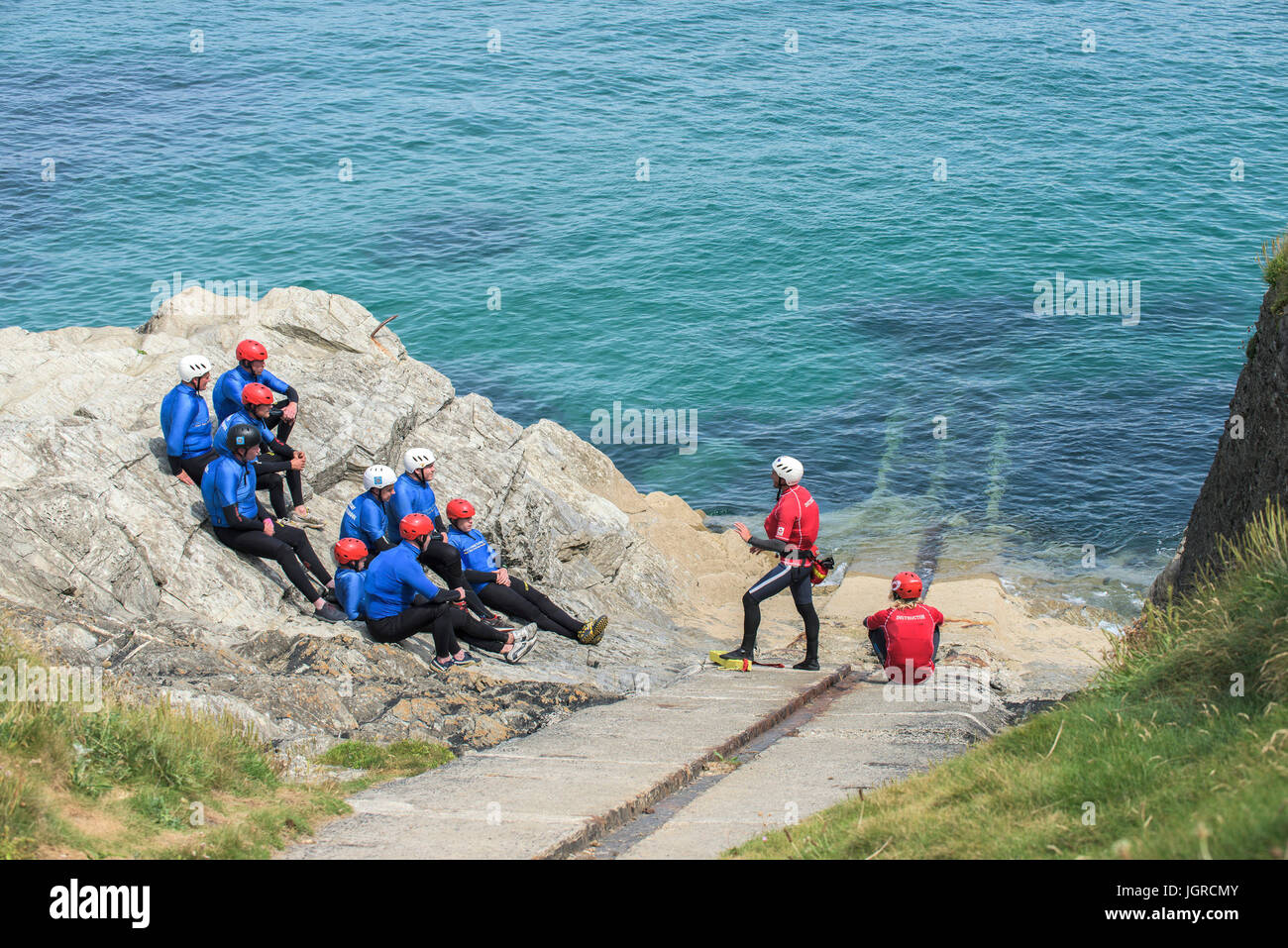 Coasteering sul promontorio in Newquay, Cornwall. Foto Stock