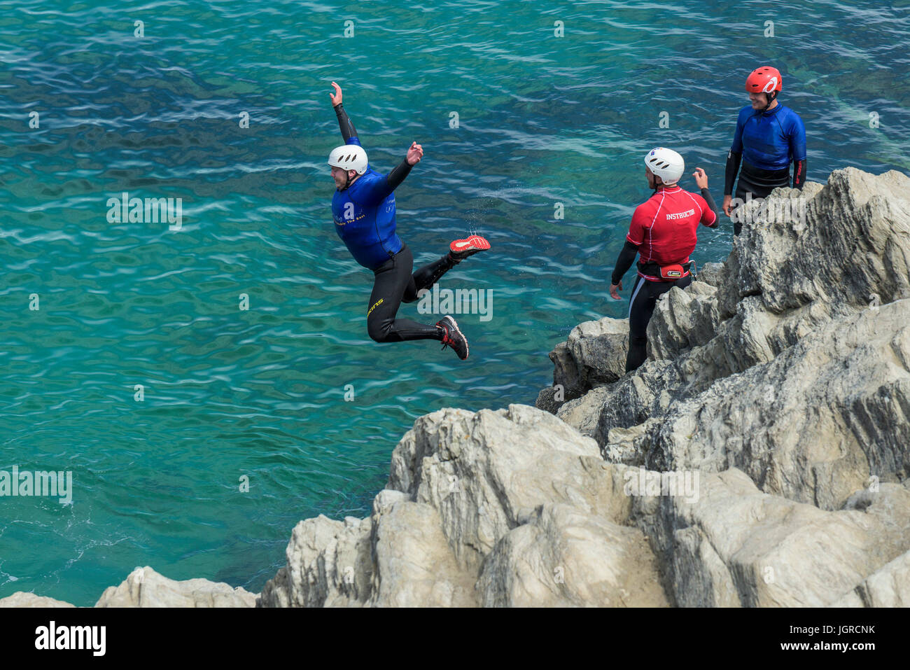 Coasteering sul promontorio in Newquay, Cornwall. Foto Stock
