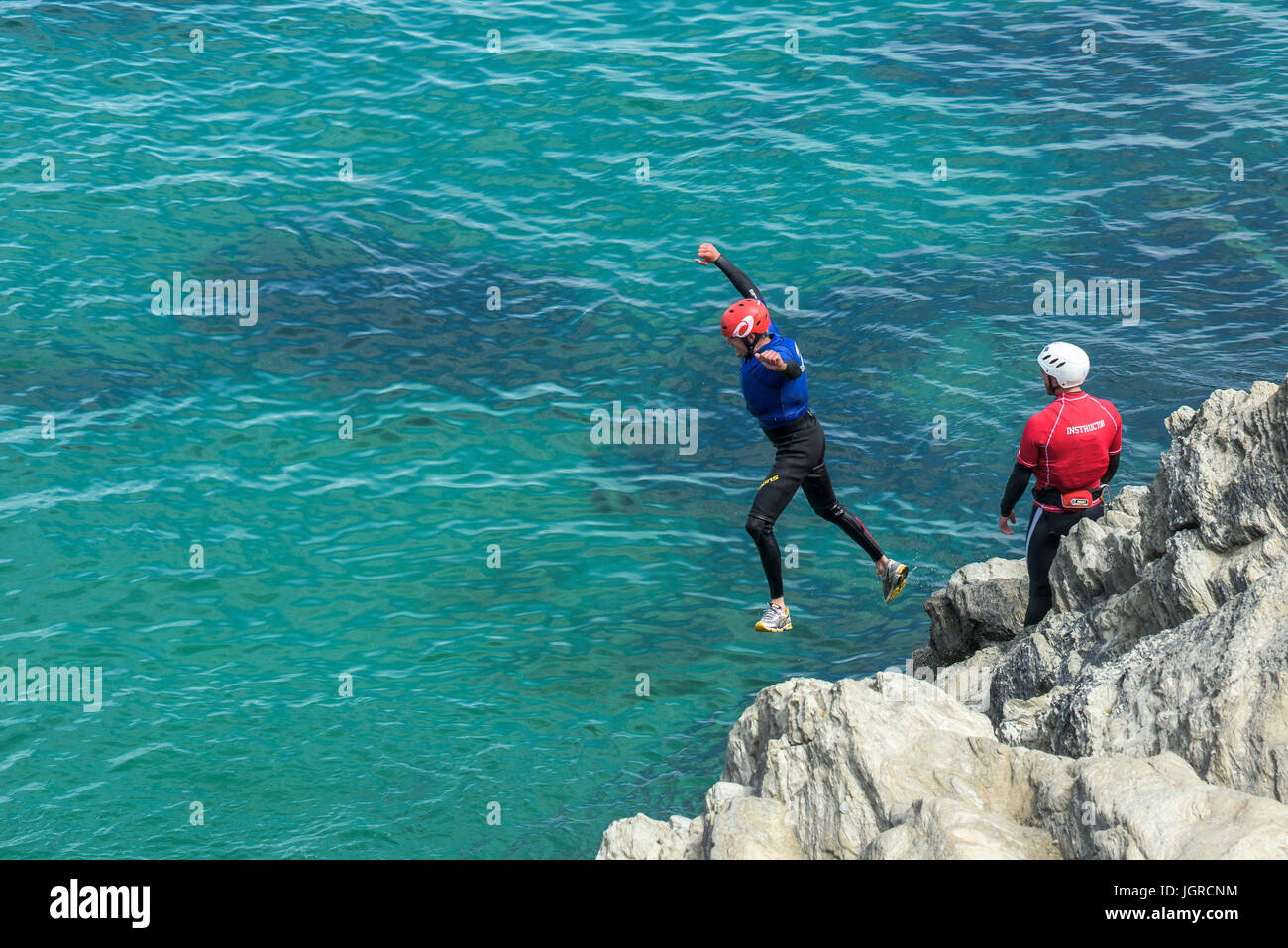 Coasteering sul promontorio in Newquay, Cornwall. Foto Stock