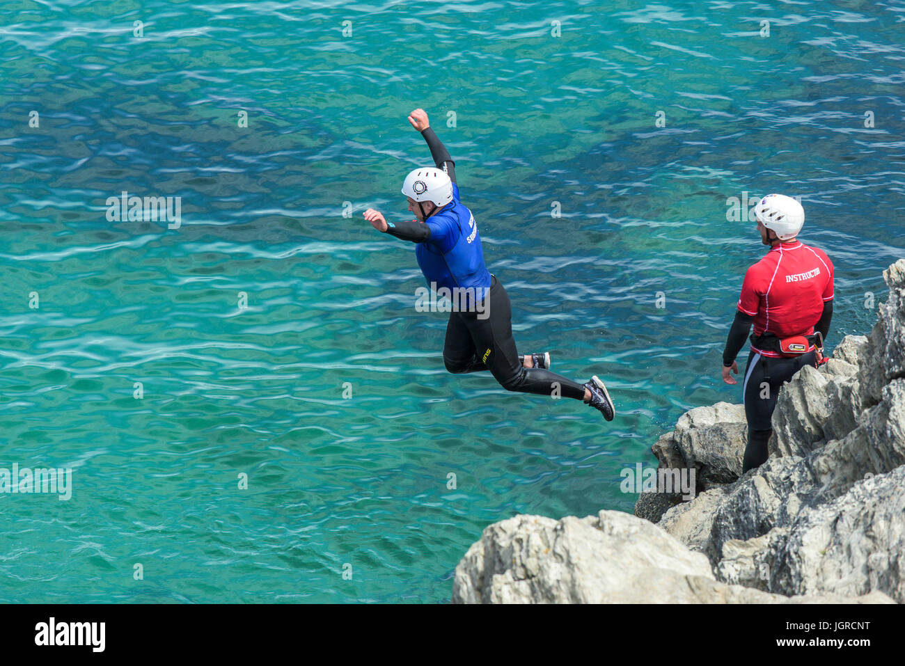 Coasteering sul promontorio in Newquay, Cornwall. Foto Stock