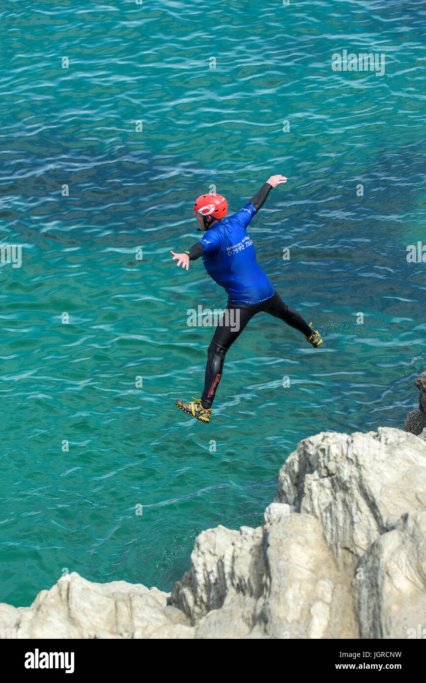 Coasteering sul promontorio in Newquay, Cornwall. Foto Stock