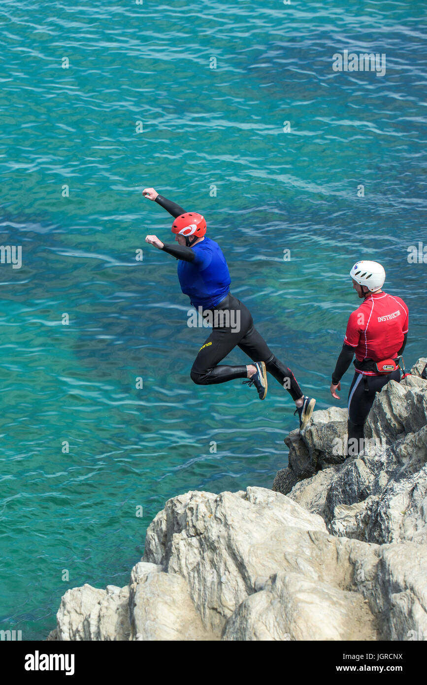 Coasteering sul promontorio in Newquay, Cornwall. Foto Stock