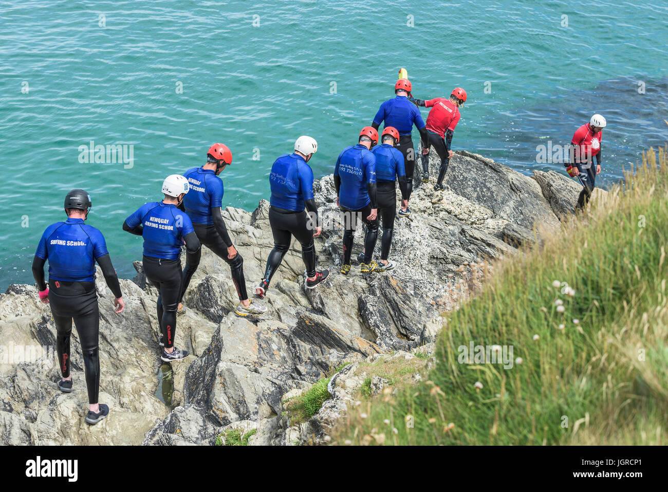 Coasteering sul promontorio in Newquay, Cornwall. Foto Stock