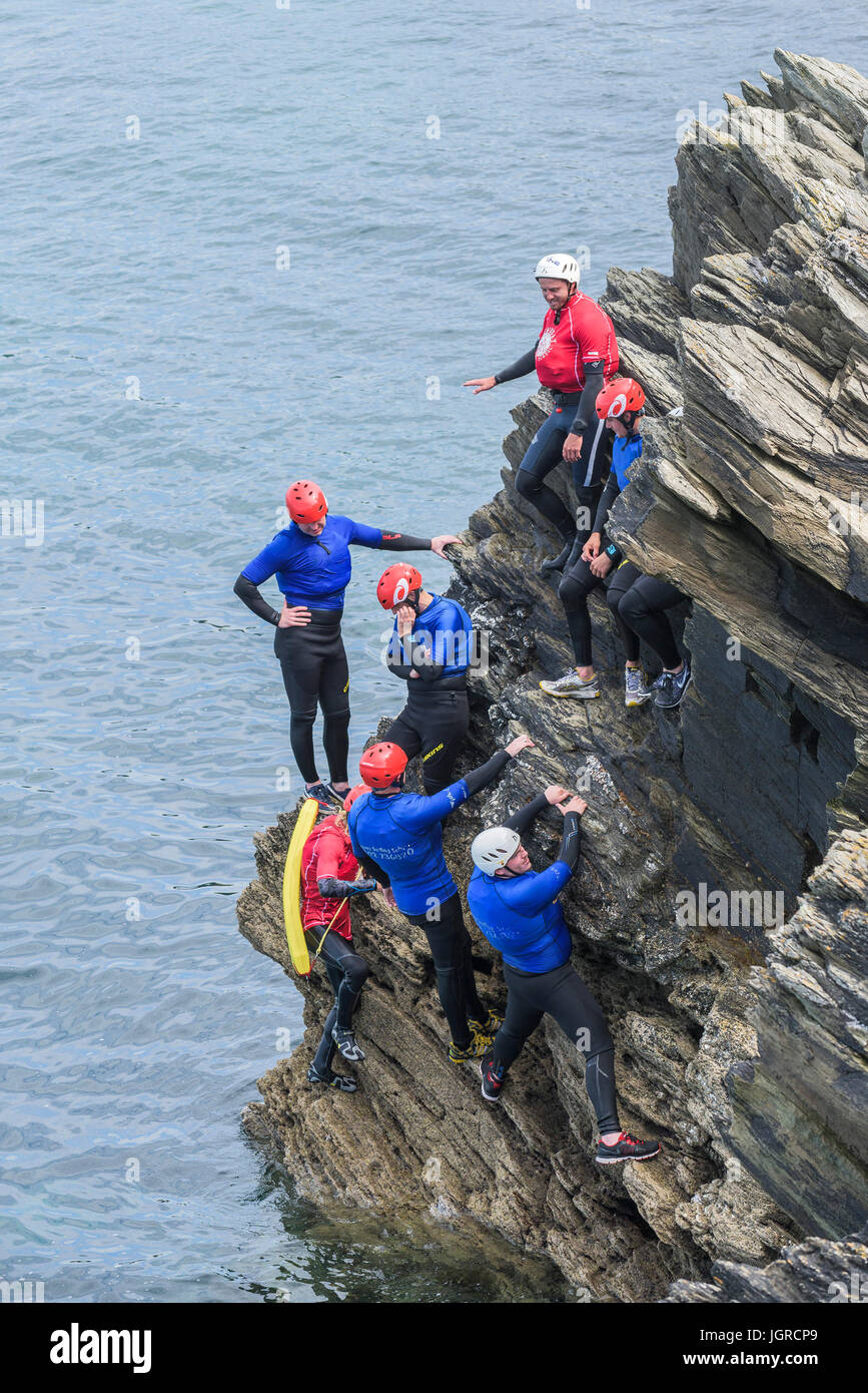 Coasteering sul promontorio in Newquay, Cornwall. Foto Stock