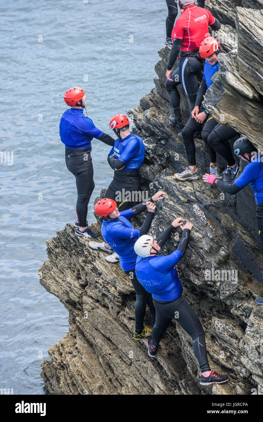 Coasteering sul promontorio in Newquay, Cornwall. Foto Stock