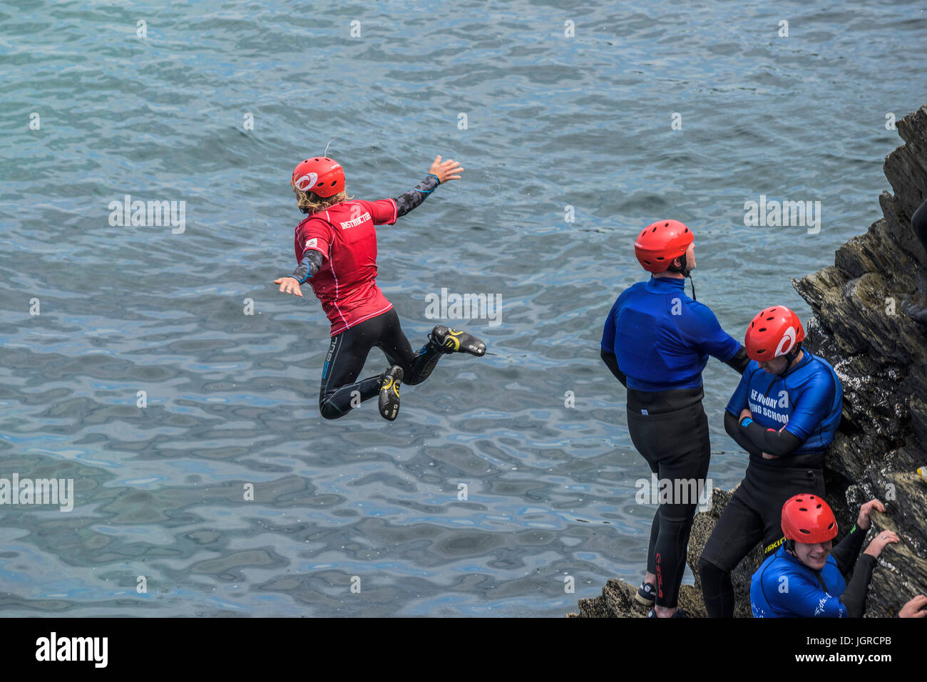 Coasteering sul promontorio in Newquay, Cornwall. Foto Stock