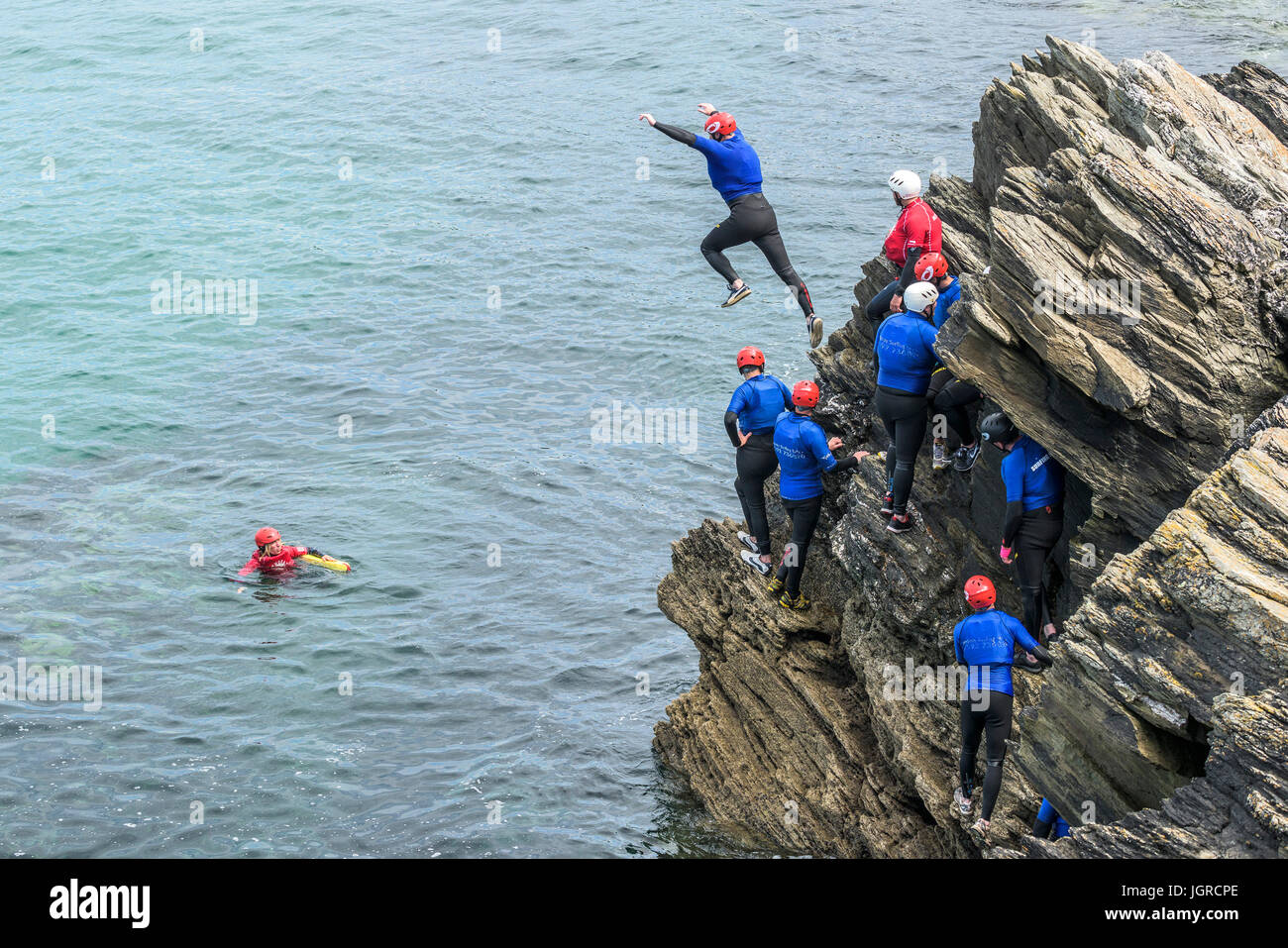 Coasteering sul promontorio in Newquay, Cornwall. Foto Stock