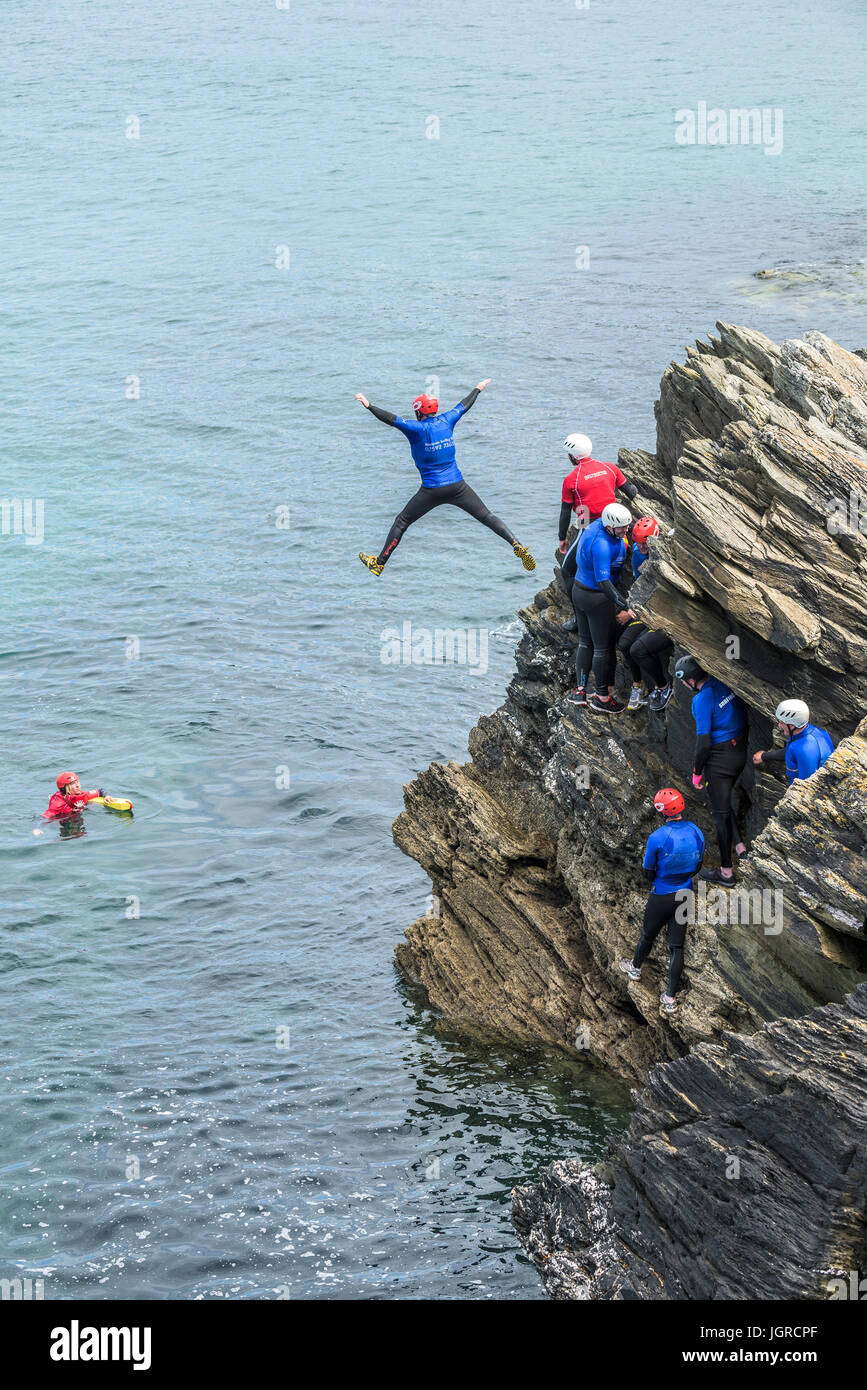 Coasteering sul promontorio in Newquay, Cornwall. Foto Stock