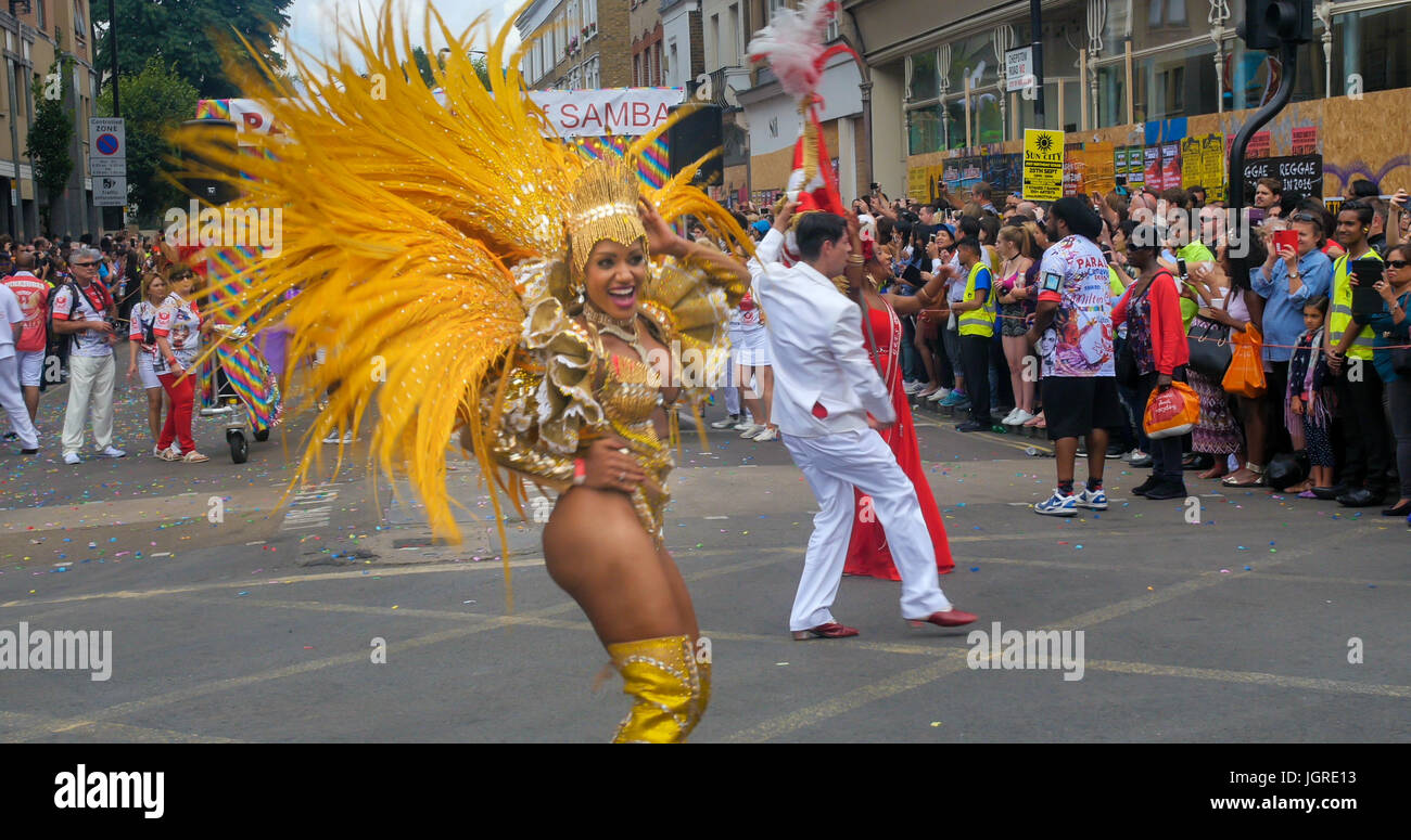 Londra, il carnevale di Notting Hill. Sfilata di ballerini in costume Foto Stock