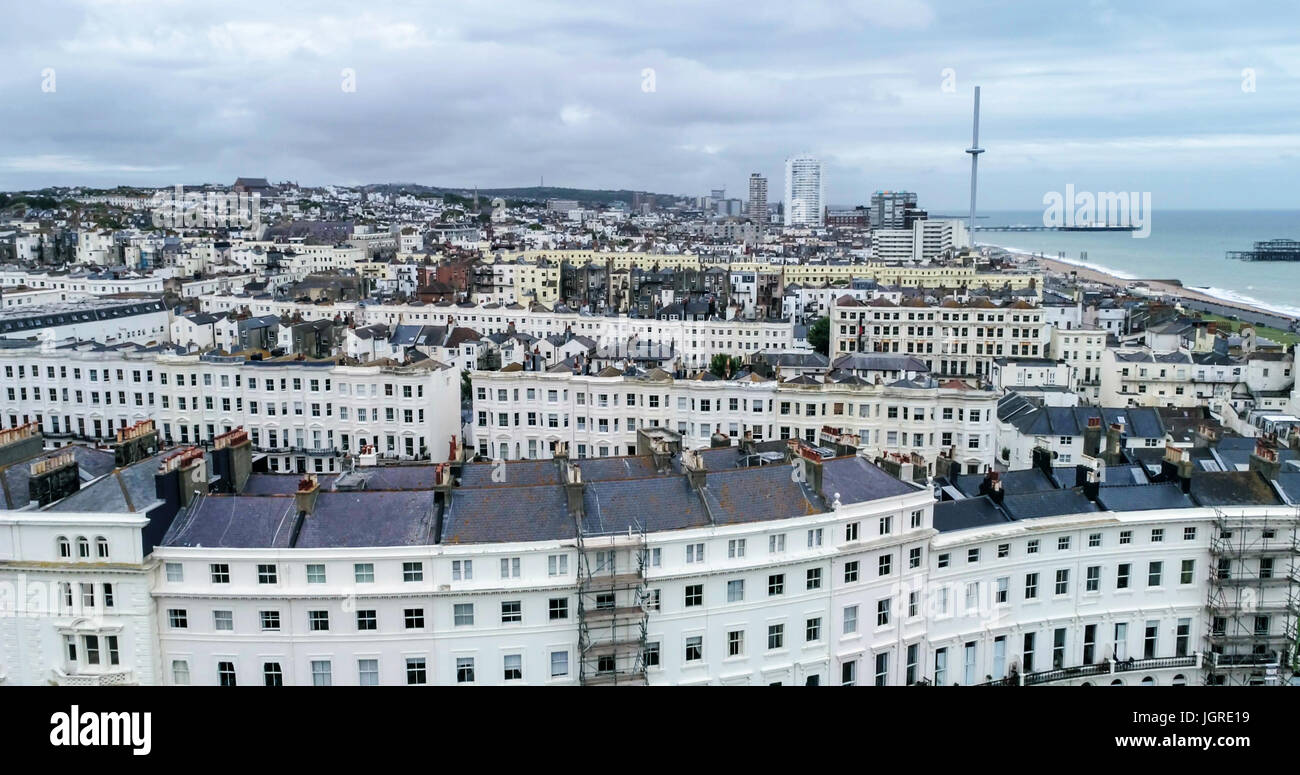 Vista della città di Brighton e Hove verso la spiaggia e due piloni Foto Stock