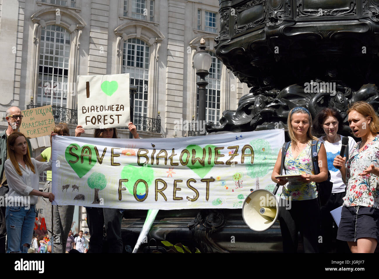 Protesta contro la deforestazione della foresta di Bialowieza, Polonia. banner e manifestanti Foto Stock