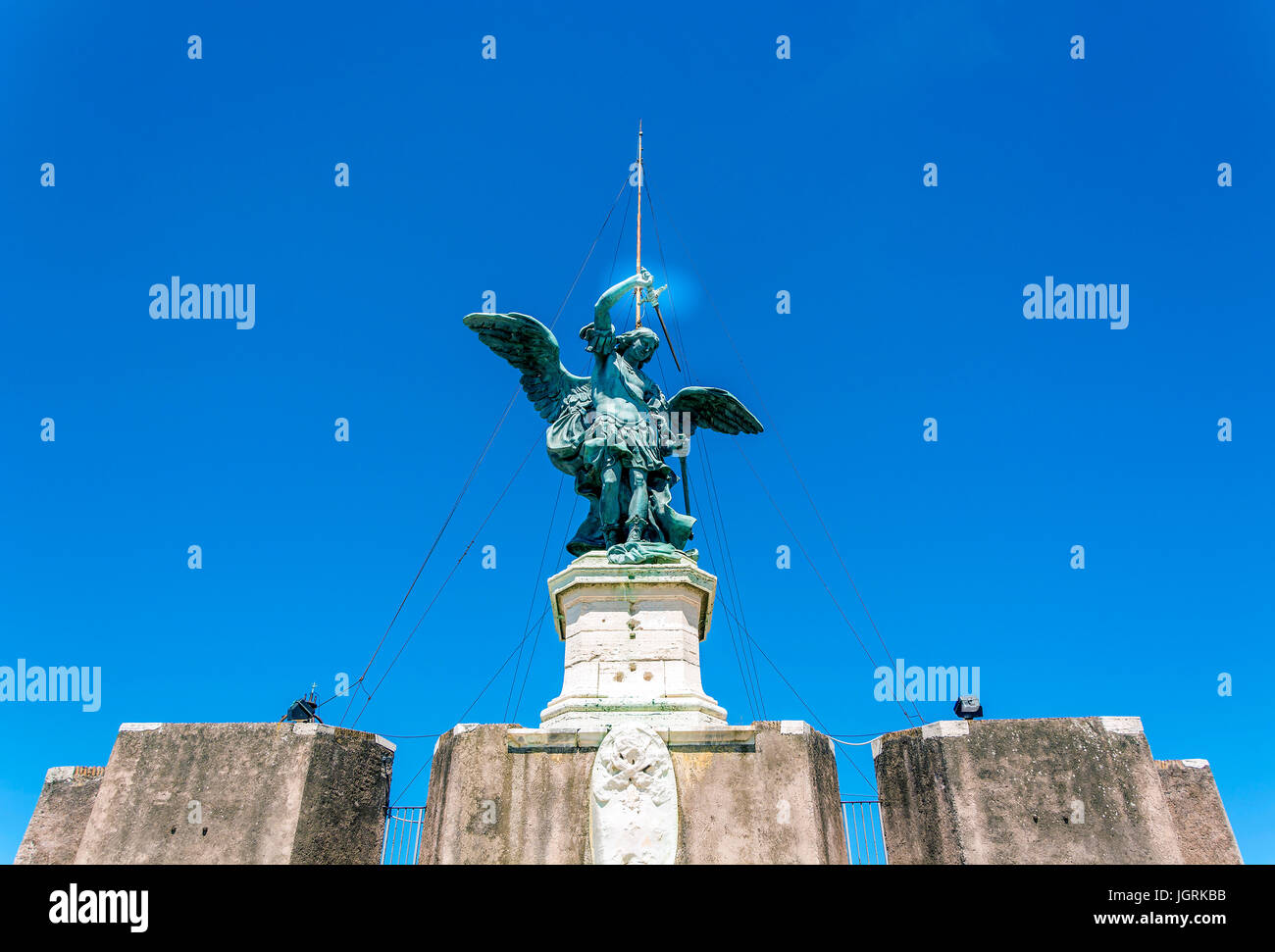 Statua in bronzo di san Michele Arcangelo sulla sommità di Castel Sant