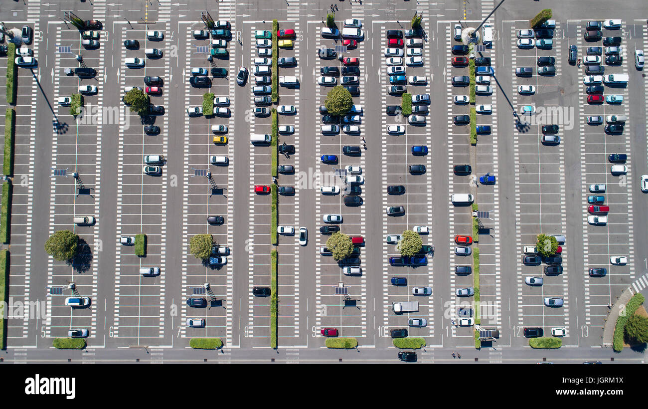 La fotografia aerea di un supermercato area di parcheggio, Francia Foto Stock