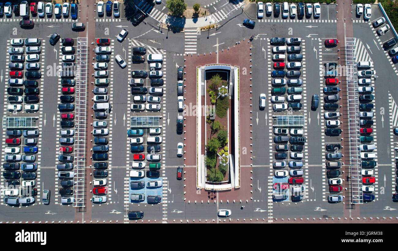 La fotografia aerea di un supermercato area di parcheggio, Francia Foto Stock