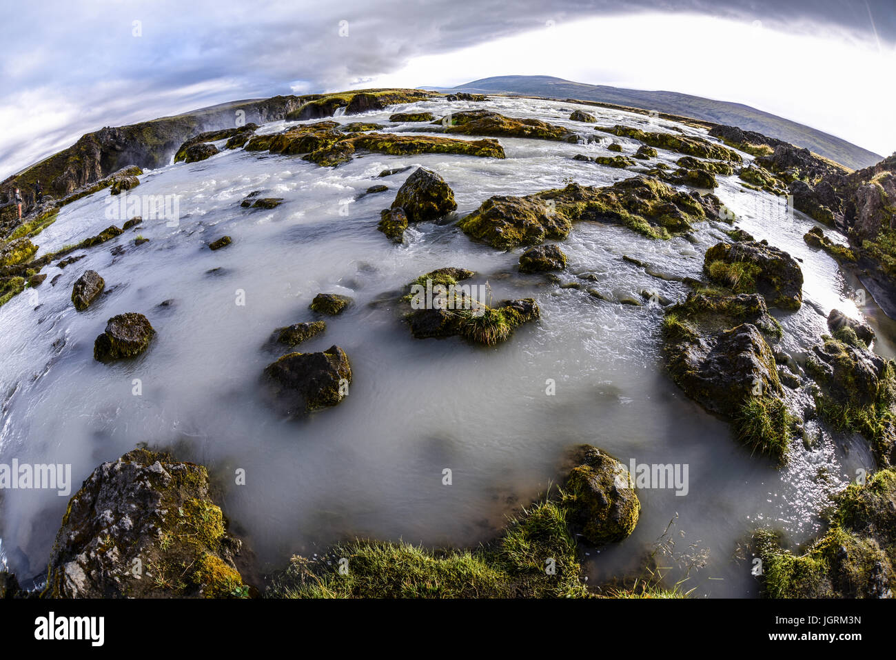 Corpo roccioso di acqua sulla parte superiore di una cascata Foto Stock
