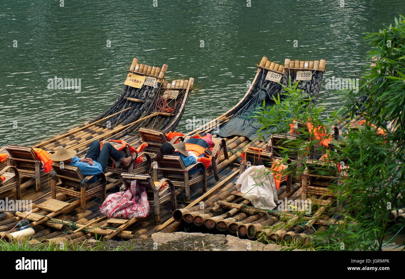 Zattera di bambù di driver in appoggio durante il tempo del pranzo in Wuyishan, Cina Foto Stock
