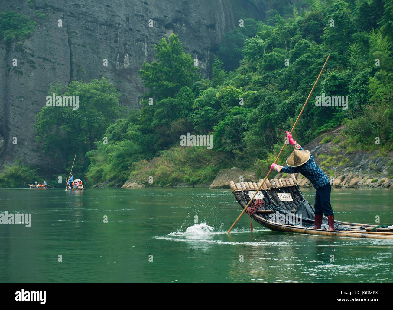 Zattera di bambù in un fiume di montagna in Wuyishan, Cina Foto Stock