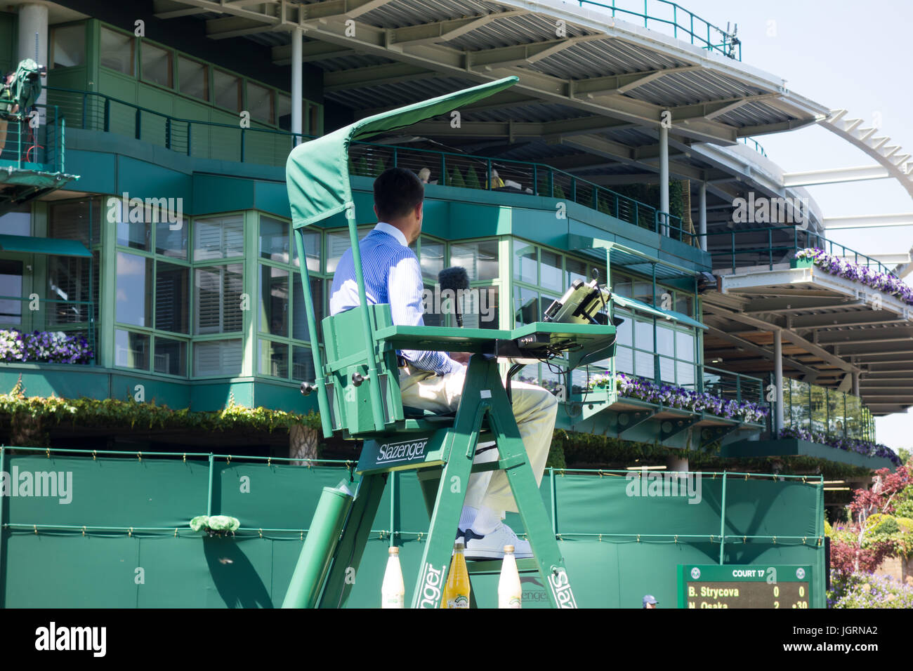 Londra - 5 Luglio 2017: un tennis arbitro giudica il match tra Naomi Osaka e Barbora STRYCOVA il giorno 3 di Wimbledon 2017. Foto Stock